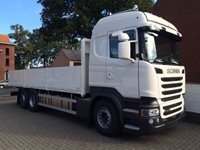 Open laadbak met meeneemheftruck